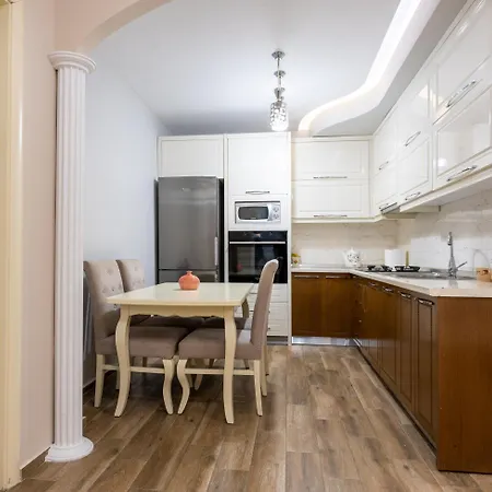 Noora * ティラナ